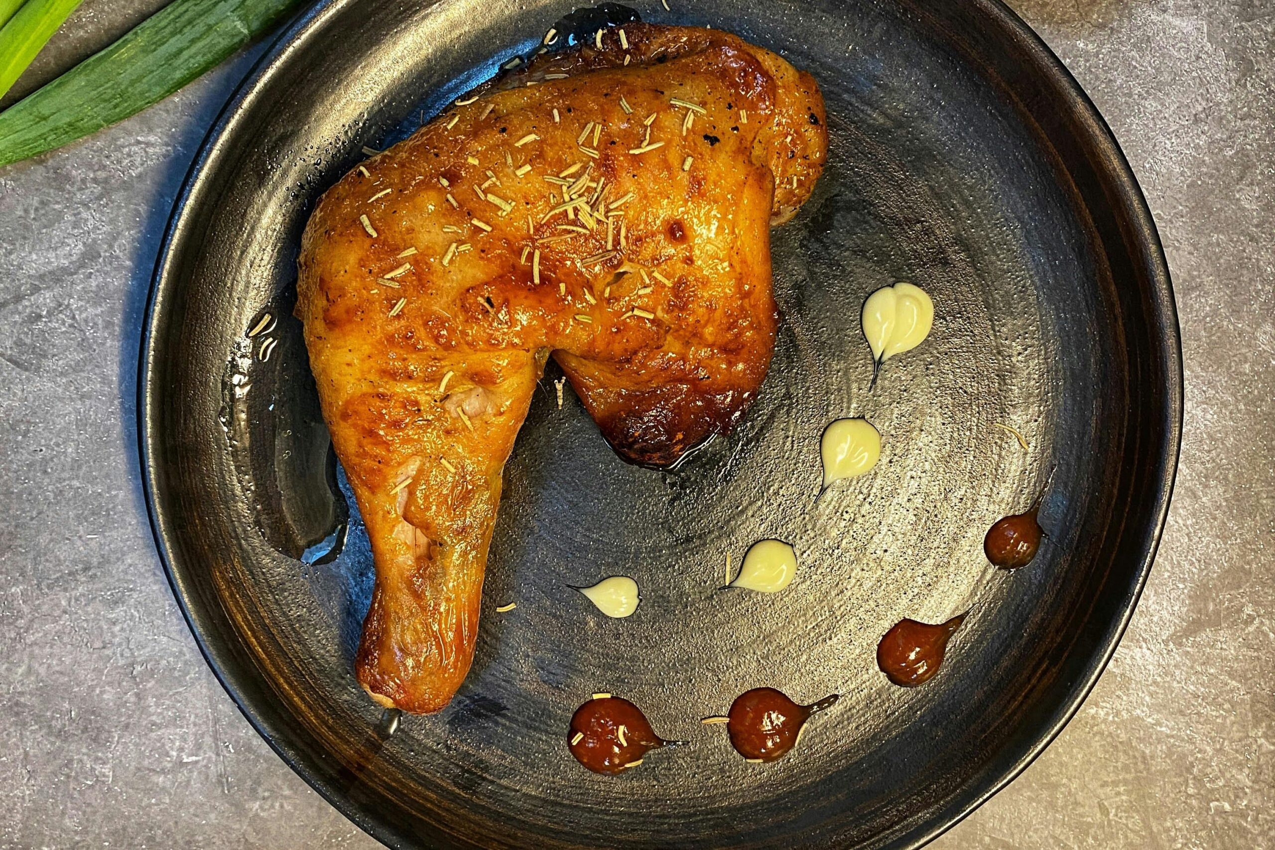Poulet rôti – Poulet juteux assaisonné avec du laurier et des herbes